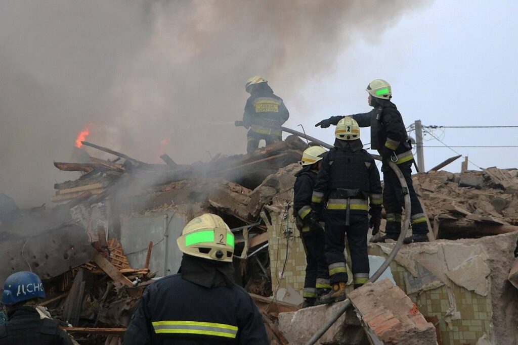 Bombu, která zabíjela v Dnipru, měl vyrobit ukrajinský voják s manželkou. Dvojice prý pracovala pro Rusko