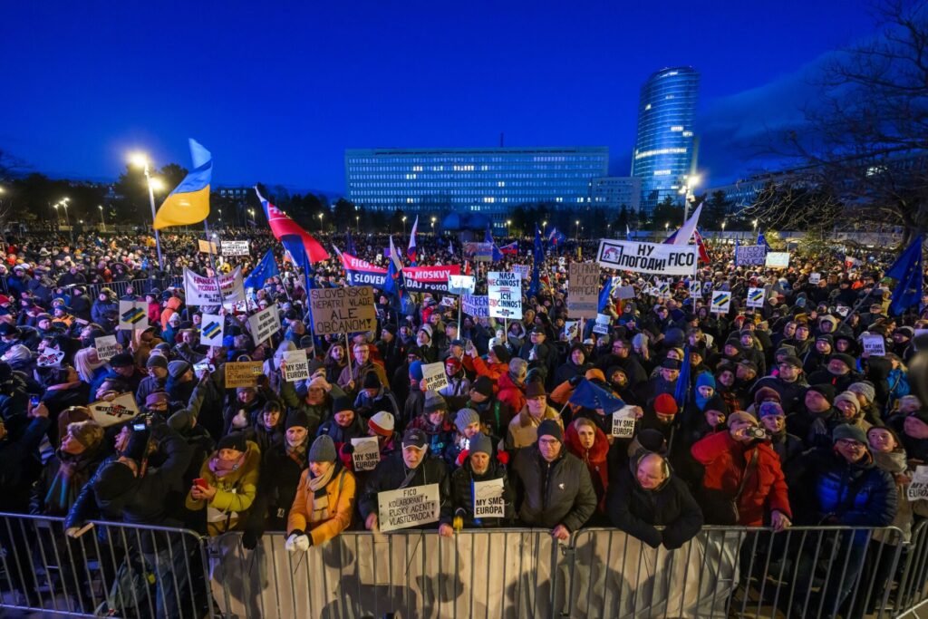 Dost bylo Fica, vlastizrada. Slováci na náměstích protestovali proti premiérovi, byly jich tisíce