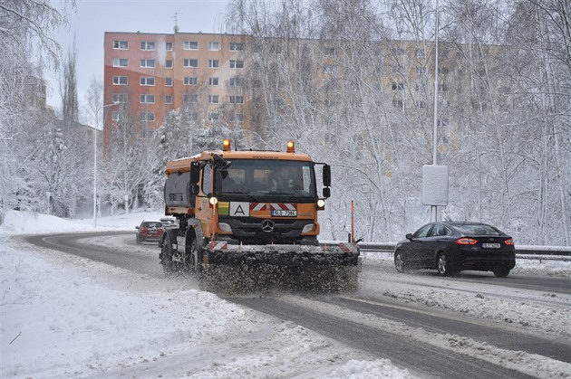 Kvůli sněhu je pro kamiony uzavřená silnice na Harrachov, komplikace nejsou