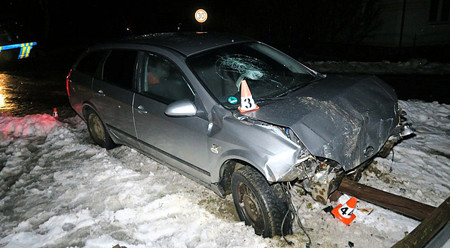 Mladík během noci dvakrát boural, i do budovy městského úřadu. Pak se sám udal