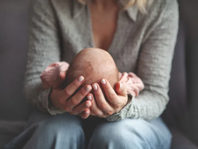 Náhradní matka si nechala dítě, které měla jen odnosit. Zákon tyto případy neřeší, je to černo-šedá zóna