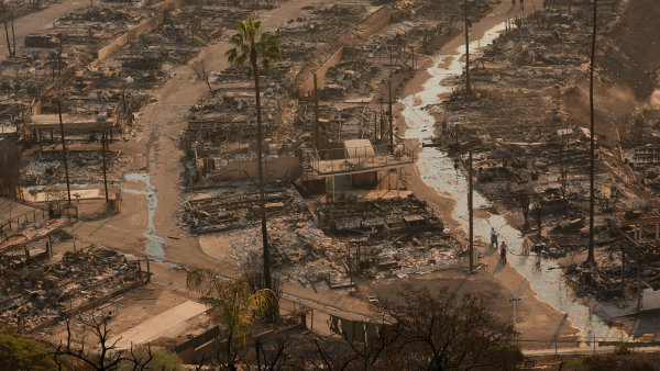 Rozsáhlé losangeleské požáry si vyžádaly deset obětí. Vypadá to, jako by tu spadla atomová bomba, řekl šerif