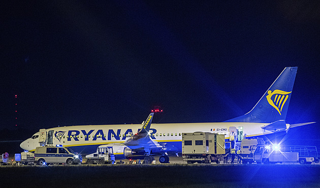 Ryanair žaluje neukázněného cestujícího. Za odkloněný let chce 15 tisíc eur