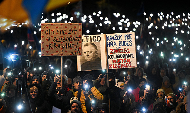 Stydíme se za Fica, skandovali demonstranti. Chtějí proevropský směr