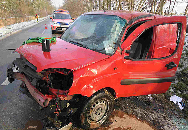 Zaklíněné dveře a tryskající benzin. Ženu z auta pohotově vytáhl řidič sanitky