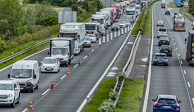 Dálnice D5 je ve směru na Prahu uzavřená, havaroval tam kamion