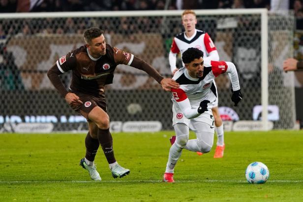 

Marmoush rozhodl o těsné výhře Frankfurtu nad St. Pauli

