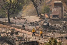 Opustit domovy muselo v Los Angeles přes 300 tisíc lidí