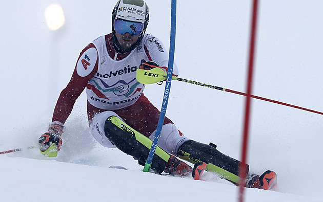 Slalom lyžařů v Adelbodenu vede po prvním kole loňský vítěz Feller