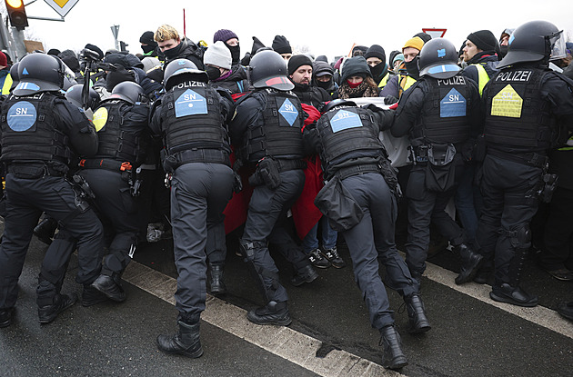 V sále zlomek delegátů, venku policie a slzný plyn. Sjezd AfD brzdí protesty