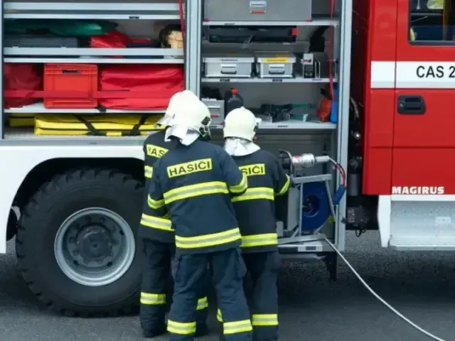 Výbuch poškodil dům ve Strančicích u Prahy. Kvůli explozi uzavřeli celou ulici