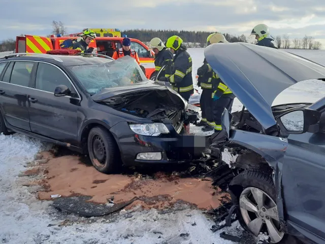 OBRAZEM: Nehoda tří aut zavřela silnici na Benešovsku. Dva těžce zranění