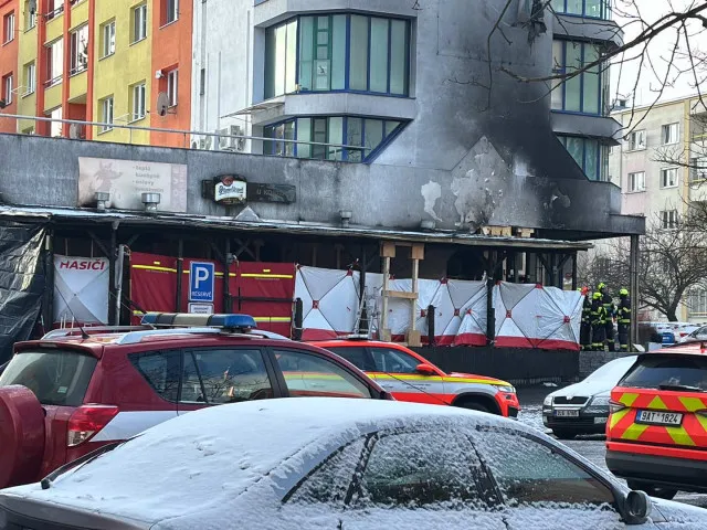 Šest mrtvých v restauraci: požár zřejmě vznikl na terase od hořáku, možná při rvačce