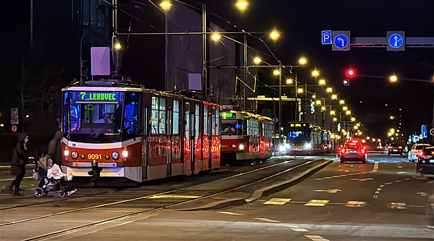 Ve Vršovicích srazila tramvaj člověka, skončil s vážným zraněním hlavy