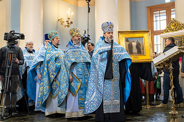 Vyhoštěn z Česka, oslavován na Slovensku. Jak pracuje Putinův kněz