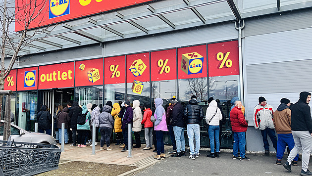 Zkušební nákup aneb když nestačí ani tři vozíky. Jak Češi obléhají Lidl Outlet