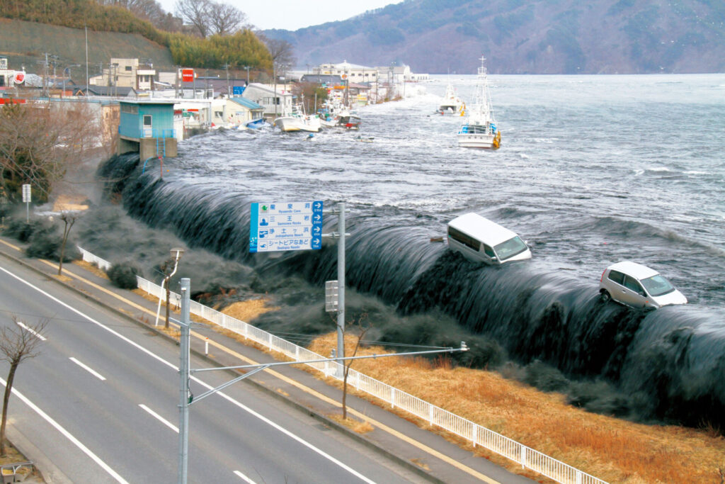 Japonsko zasáhlo silné zemětřesení. Úřady vydaly varování před tsunami