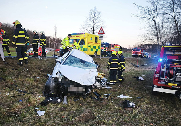 Při čelním střetu na Strakonicku se zranilo sedm lidí, byly mezi nimi i děti