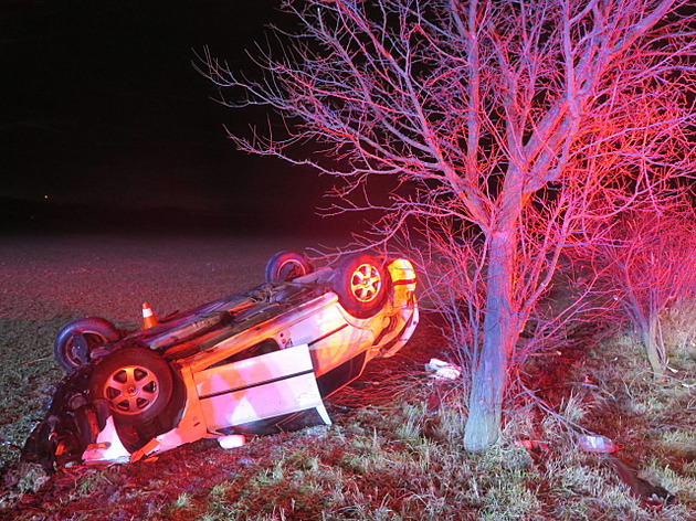 Řidiče polekal opilý chodec. Strhl volant a převrátil auto na střechu do pole