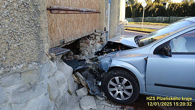 Řidička přehlédla, že auto před ní odbočuje. Po srážce probourala zeď domu