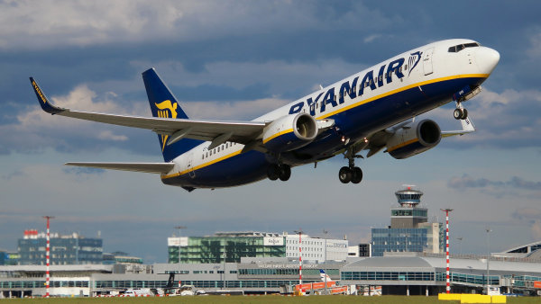 Ryanair posiluje flotilu letadel a má striktní pravidla, kam je pošle. S Prahou jedná o rozšíření základny