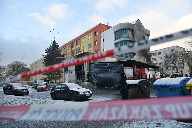 U vyhořelé restaurace v Mostě lidé zapalují svíčky, oběti zatím neidentifikovali