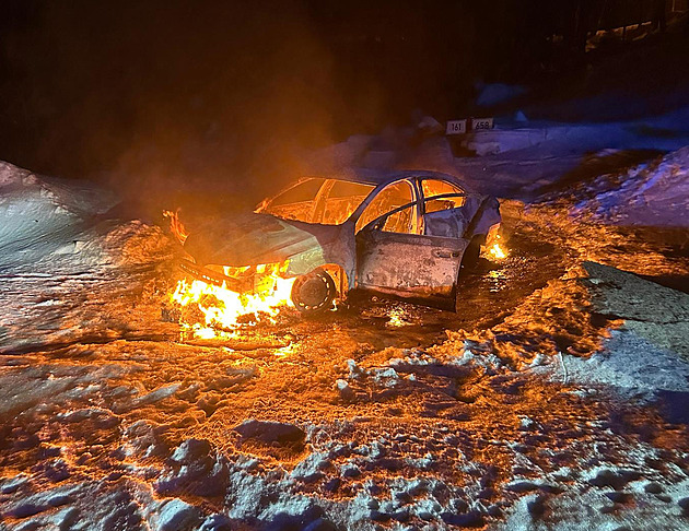 V Jizerkách hořelo auto, hasičům komplikovaly zásah zasněžené silnice