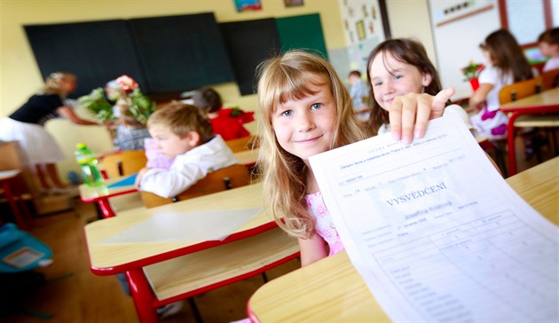 Konec známek na školním vysvědčení. Slovní hodnocení nejmladších se blíží