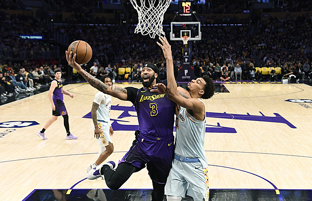 Lakers hráli poprvé od požárů. Sport je únik, říká trenér, jemuž shořel dům