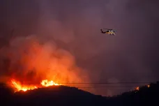 Vítr Santa Ana rozdmýchává požáry v Los Angeles