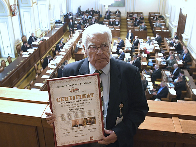 Zemřel parlamentní stenograf Novák. Zapisoval už za Zápotockého, je v knize rekordů