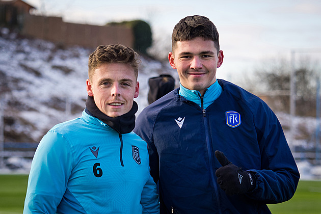 Bratranci v teplickém triku. Já tě sem nechtěl! hecuje Bílek nováčka ze Slavie