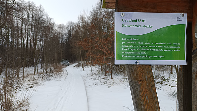 Lidé nerespektují zákaz. Na uzavřené stezce přeskakují díry a ničí bariéry