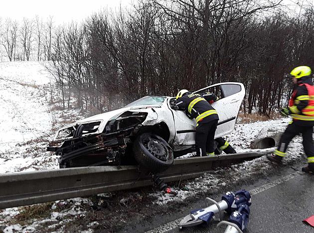 Mobil poznal nehodu a přivolal pomoc, řidiče museli vyprostit hasiči