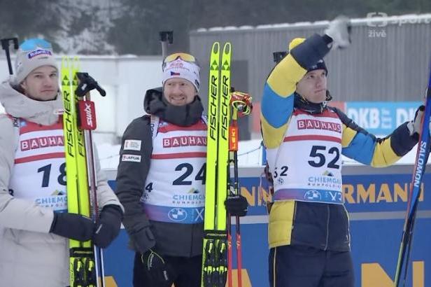 

Květinový ceremoniál s Hornigem po vytrvalostním závodu biatlonistů SP v Ruhpoldingu

