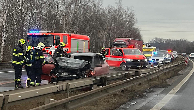 D10 u Brandýsa směrem na Prahu uzavřela nehoda dvou aut, jedno hořelo