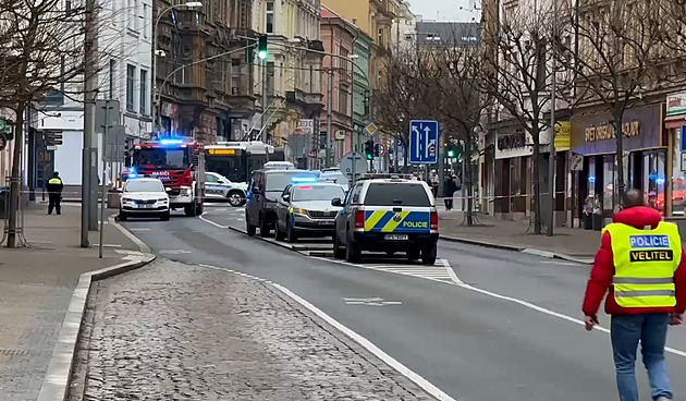 Policisté uzavřeli okolí sociálky v Plzni a evakuují lidi, někdo nahlásil bombu