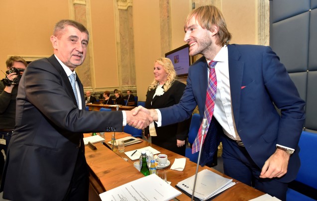 Použít, ponížit, zahodit. Babišovi podřízení si nechají všechno líbit a nakonec se ještě vděčně vracejí