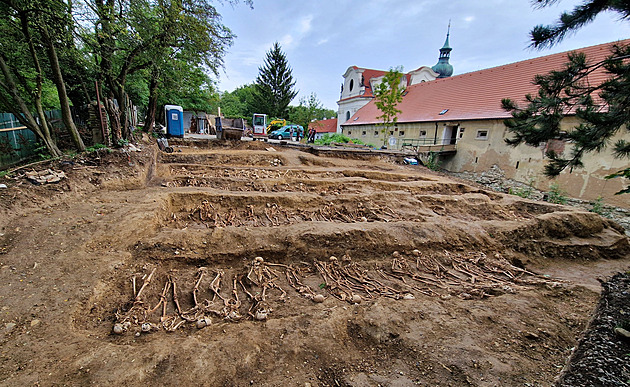 U Břevnova odkryli archeologové přes tisíc koster. Nesou stopy amputací