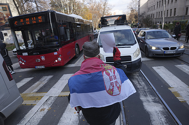 VIDEO: Auto najelo při protestech v Bělehradě do lidí, studentka přeletěla střechu