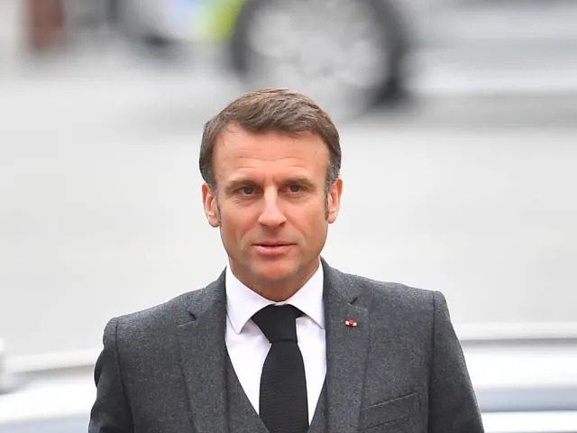 Francouzský prezident Macron ráno přiletěl na návštěvu do Libanonu