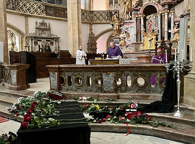 Lidé zaplnili kostel v Mostě při mši za oběti požáru, svíčky nechali venku