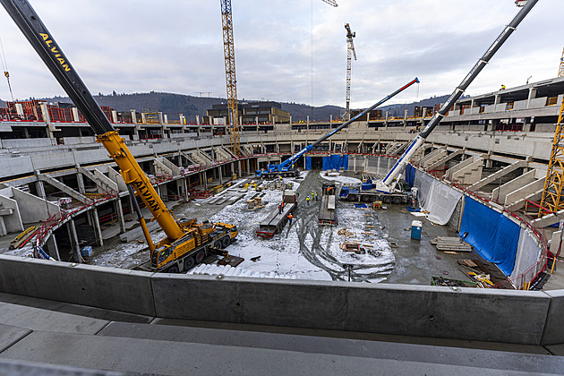 Vyrostly tribuny, vedle montují střechu. Podívejte se, jak aréna v Brně dostává tvář