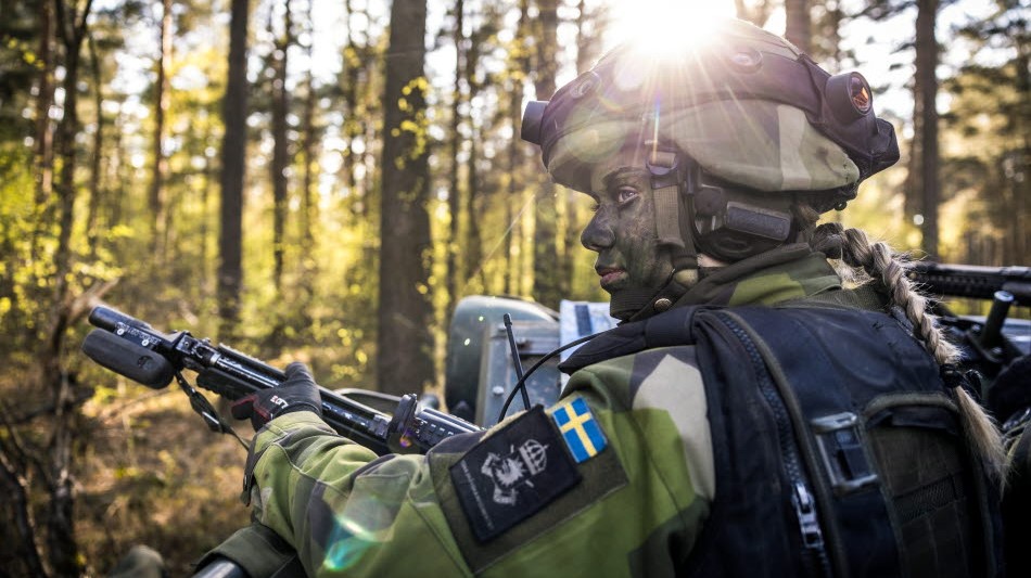 Historický den pro nováčka v NATO. Švédští vojáci začali v Lotyšsku střežit hranici s Ruskem