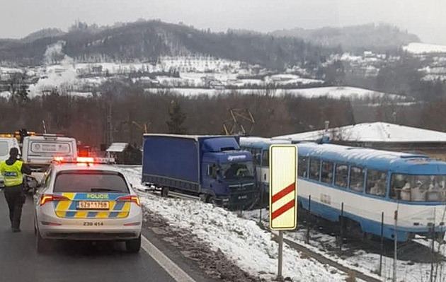 První nehoda tramvaje na Valašsku. Do výstavního kusu narazil náklaďák