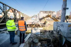 V Opavě začalo bourání klíčového mostu. Poškodila ho povodeň