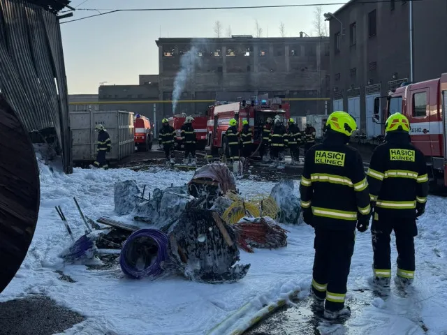 VIDEO: Hasiči zasahují u požáru haly v areálu kovohutí v Mníšku pod Brdy