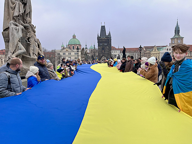 V Praze si lidé připomněli Den sjednocení Ukrajiny živým řetězem