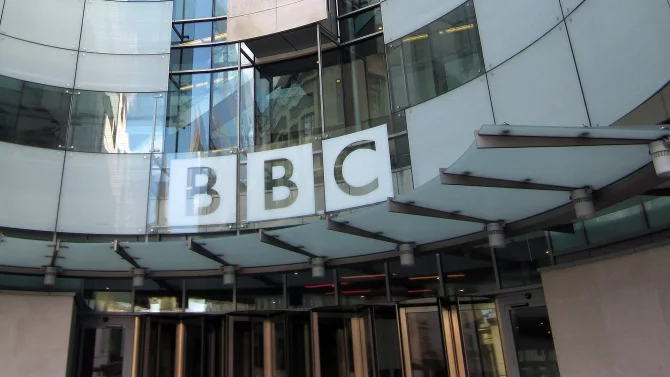 Británie nebude platit BBC z daní, zkoumá jiné možnosti