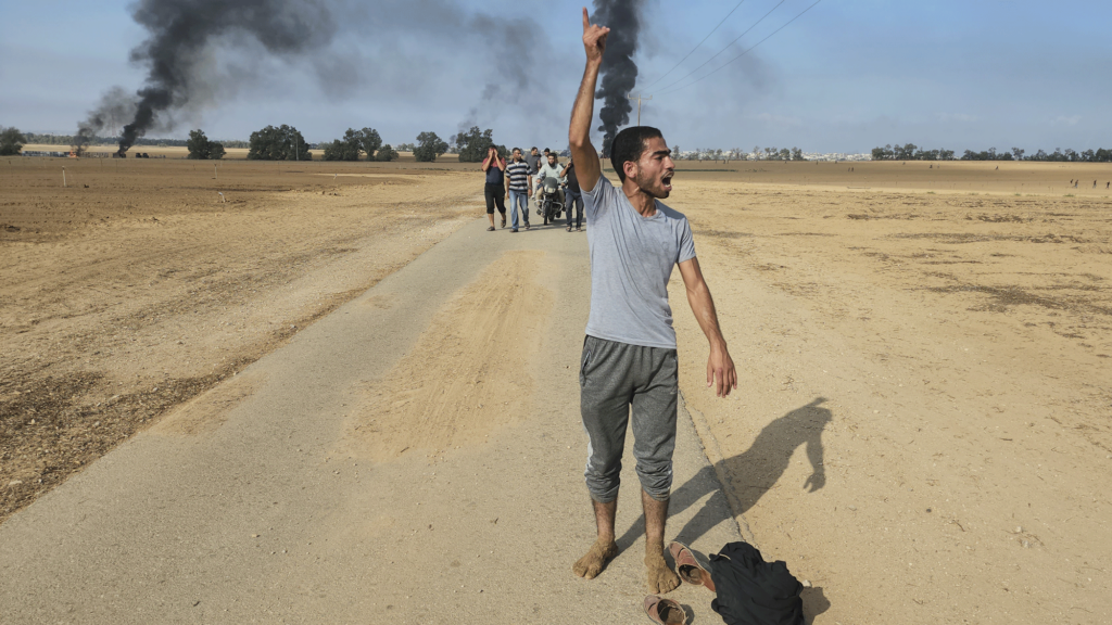 Na Západním břehu zemřel voják; židovští osadníci opět útočí na palestinské obce